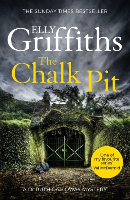 The Chalk Pit : The Dr Ruth Galloway Mysteries 9 - Elly Griffiths