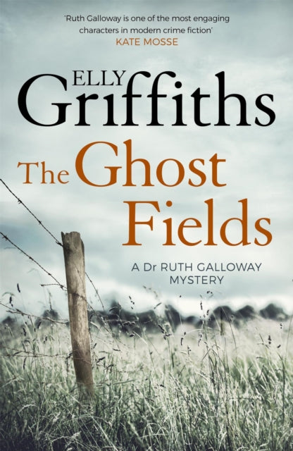 The Ghost Fields : The Dr Ruth Galloway Mysteries 7 - Elly Griffiths
